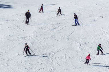Kimberley, Kanada - 22 Mart 2019: Mountain Resort erken bahar insanların kayak görünümü.