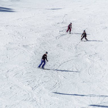 Kimberley, Kanada - 22 Mart 2019: Mountain Resort erken bahar insanların kayak görünümü.