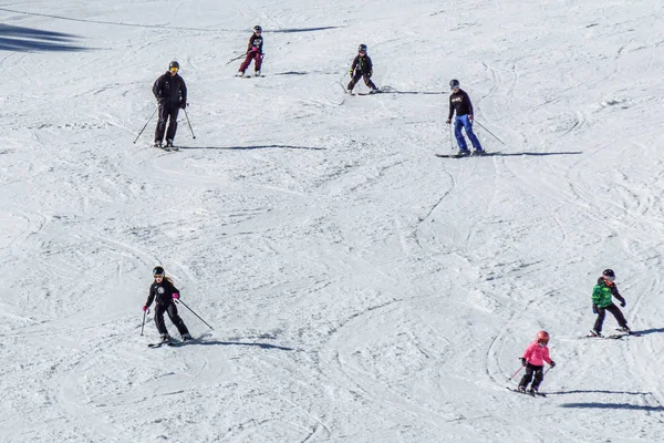 Kimberley, Kanada - 22 Mart 2019: Mountain Resort erken bahar insanların kayak görünümü.
