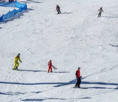 Kimberley, Kanada - 22 Mart 2019: Mountain Resort erken bahar insanların kayak görünümü.