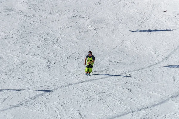Kimberley, Kanada-22 marca 2019: Mountain Resort widok wczesny wiosna ludzie narciarstwo. — Zdjęcie stockowe