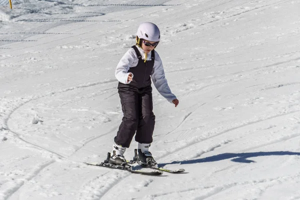 Kimberley, Kanada-22 mars 2019: Mountain Resort Visa tidig vår barn skidor. — Stockfoto