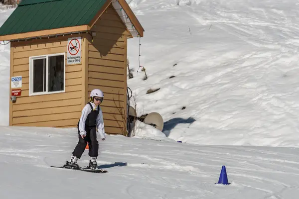 KIMBERLEY, CANADA - MARÇO 22, 2019: Mountain Resort vista início da primavera criança esqui . — Fotografia de Stock