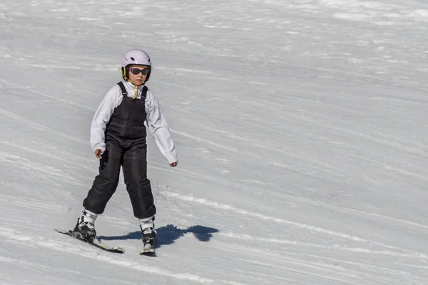 KIMBERLEY, CANADA - MARÇO 22, 2019: Mountain Resort vista início da primavera criança esqui . — Fotografia de Stock