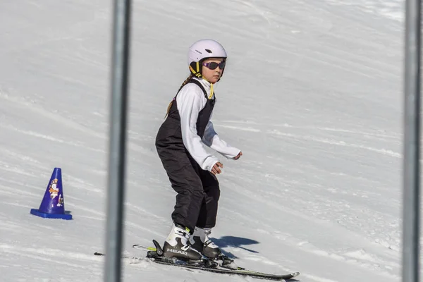 加拿大金伯利 - 2019年3月22日：山地度假村观早春儿童滑雪. — 图库照片