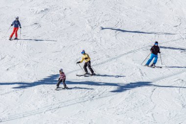 Kimberley, Kanada - 22 Mart 2019: Mountain Resort erken bahar insanların kayak görünümü.