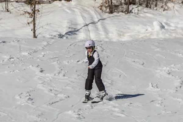 Kimberley, Kanada - 22 Mart 2019: Mountain Resort erken bahar çocuk kayak görünümü. — Stok fotoğraf
