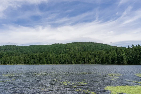 Vista paesaggio uccisione lago bowen isola canada e cielo blu . — Foto Stock