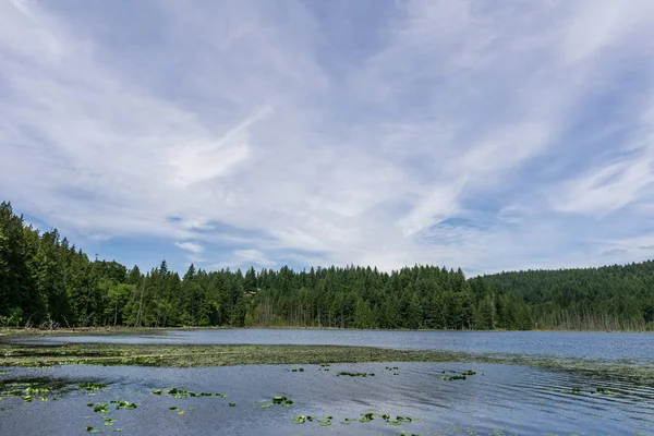 Vista paesaggio uccisione lago bowen isola canada e cielo blu . — Foto Stock