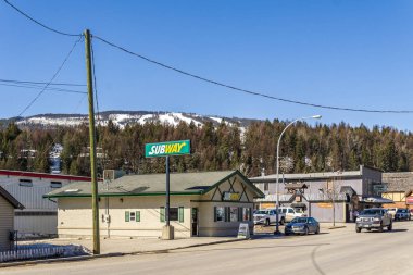 Kimberley, Kanada - 22 Mart 2019: British Columbia'da küçük bir kasabada ana cadde de mağazalar restoranlar arabalar ile.