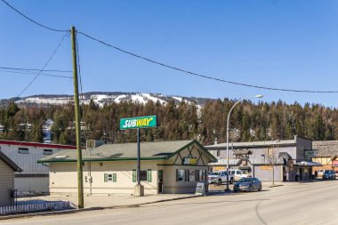 Kimberley, Kanada - 22 Mart 2019: British Columbia'da küçük bir kasabada ana cadde de mağazalar restoranlar arabalar ile.