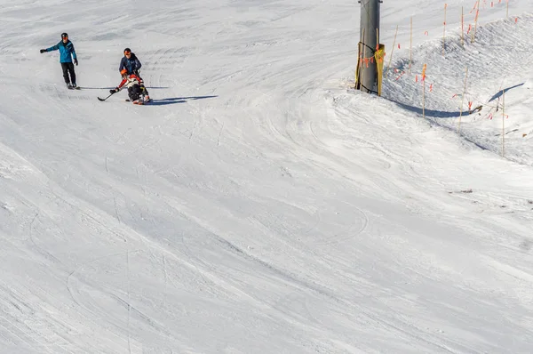 KIMBERLEY, CANADA - MARCH 22, 2019: handicapped person riding a sit-skis Vancouver Adaptive Snow Sports. — Stock Photo, Image