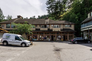 Bowen Island, Kanada - 2 Haziran 2019: küçük ada belediyesinde alışveriş alanı ve mağazalar restoranlar arabaları.