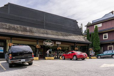 Bowen Island, Kanada - 2 Haziran 2019: küçük ada belediyesinde alışveriş alanı ve mağazalar restoranlar arabaları.