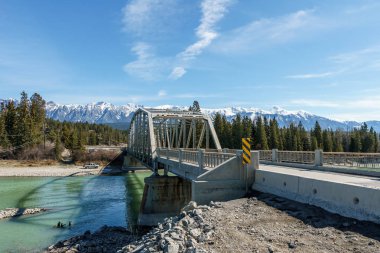 Fairmont Hot Springs, Kanada - 22 Mart 2019: yeşil su ile nehir üzerinde metal köprü.