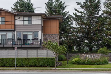 Abbotsford, Kanada - 29 Mayıs 2019: İlkbaharda küçük kasaba konutlarının sokak görünümü.