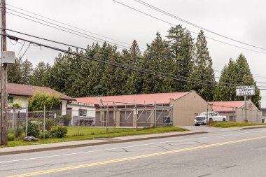 Abbotsford, Kanada - 29 Mayıs 2019: İlkbaharda küçük kasaba konutlarının sokak görünümü.