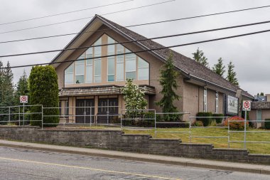 Abbotsford, Kanada - 29 Mayıs 2019: İlkbaharda küçük kasaba konutlarının sokak görünümü.