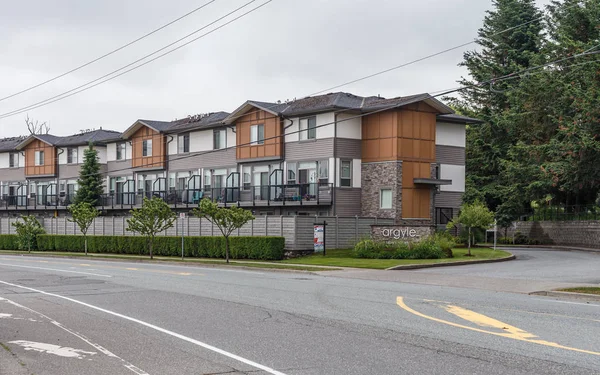 Abbotsford, Kanada - 29 Mayıs 2019: İlkbaharda küçük kasaba konutlarının sokak görünümü.