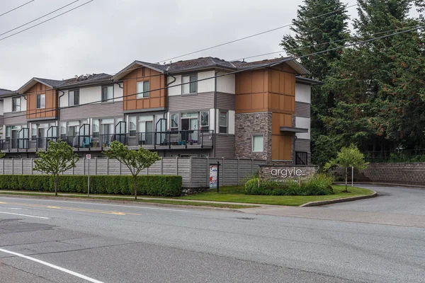 Abbotsford, Kanada - 29 Mayıs 2019: İlkbaharda küçük kasaba konutlarının sokak görünümü.