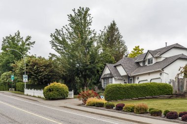 Abbotsford, Kanada - 29 Mayıs 2019: İlkbaharda küçük kasaba konutlarının sokak görünümü.