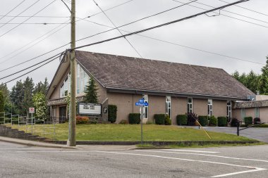 Abbotsford, Kanada - 29 Mayıs 2019: İlkbaharda kilise ile küçük kasabasokak görünümü.