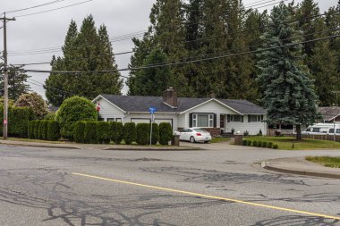 Abbotsford, Kanada - 29 Mayıs 2019: İlkbaharda küçük kasaba konutlarının sokak görünümü.