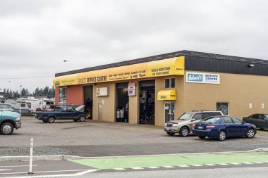 Abbotsford, Kanada - 29 Mayıs 2019: ilkbaharda şehir ve sokak manzaralı otomobil cervice merkezi.