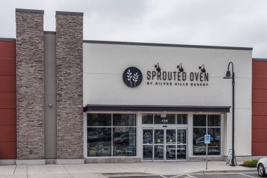 Abbotsford, Kanada - 29 Mayıs 2019: ilkbaharda şehir ve sokak manzaralı ticari mağaza.