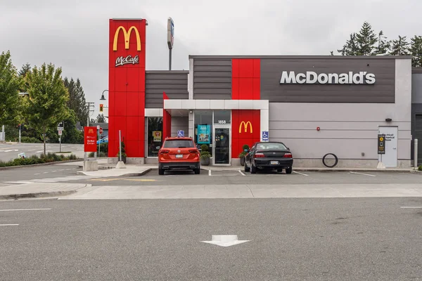 ABBOTSFORD, CANADA - 29 MAGGIO 2019: fast food restaurnat in città e vista sulla strada in primavera . — Foto Stock