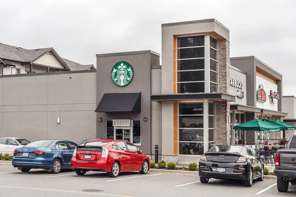 ABBOTSFORD, CANADÁ - 29 DE MAYO DE 2019: restaurante de comida rápida en la ciudad y vista a la calle en primavera . — Foto de Stock