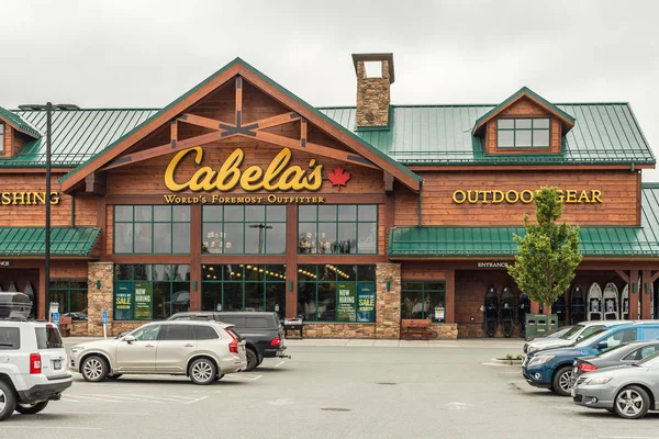 ABBOTSFORD, CANADÁ - 29 DE MAYO DE 2019: tienda comercial en la ciudad y vista a la calle en primavera . — Foto de Stock