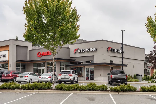 ABBOTSFORD, CANADÁ - 29 DE MAYO DE 2019: tienda comercial en la ciudad y vista a la calle en primavera . — Foto de Stock