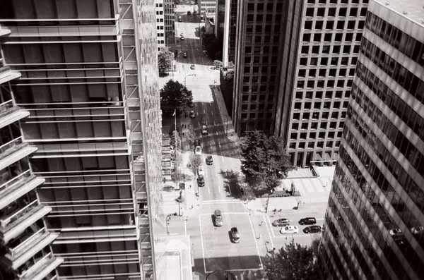 VANCOUVER, CANADA - 25 MAI 2019 : bâtiments modernes au centre-ville et éléments architecturaux photographie cinématographique . — Photo