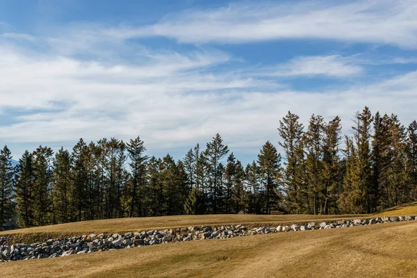 Fairmont hot springs, canada - 22. märz 2019: golfplatz feld in kleiner stadt in felsigen bergen sonniger nachmittag. — Stockfoto