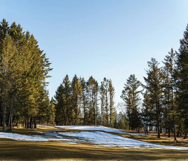 Fairmont hot springs, canada - 22. märz 2019: golfplatz feld in kleiner stadt in felsigen bergen sonniger nachmittag. — Stockfoto