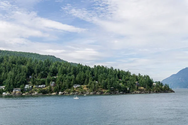 Ilha BOWEN, CANADA - JUNHO 2, 2019: casas na costa e iates na água . — Fotografia de Stock