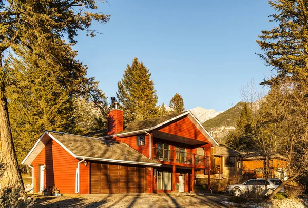 FAIRMONT HOT SPRINGS, CANADÁ - 22 DE MARZO DE 2019: vista a la calle de una pequeña ciudad residencial en primavera . — Foto de Stock