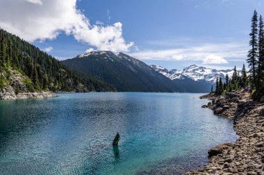 Garibaldi Provincial Park, Kanada - 16 Haziran 2019: bluew gökyüzünde bulutlar ile göl güzel güneşli sabah görünümü.