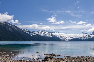Bluew gökyüzünde bulutlar ile Garibaldi göl güzel güneşli sabah görünümü.