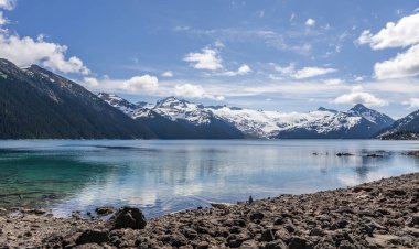 Bluew gökyüzünde bulutlar ile Garibaldi göl güzel güneşli sabah görünümü.