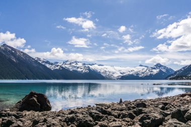 Bluew gökyüzünde bulutlar ile Garibaldi göl güzel güneşli sabah görünümü.