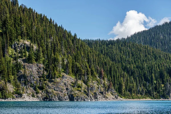 Vista al lago Garibaldi hermosa mañana soleada con nubes en el cielo azul . — Foto de Stock