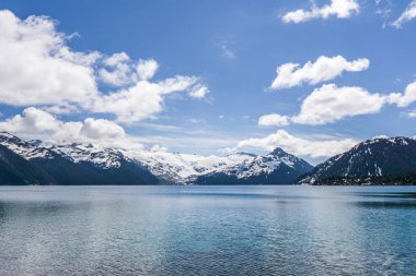 Bluew gökyüzünde bulutlar ile Garibaldi göl güzel güneşli sabah görünümü.