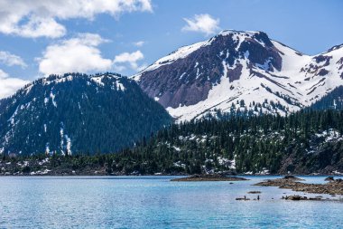 Bluew gökyüzünde bulutlar ile Garibaldi göl güzel güneşli sabah görünümü.