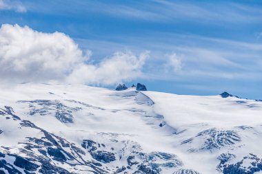 kar ve bulutlarla kaplı zirveleri ile Garibaldi il parkı alp manzara görünümü.