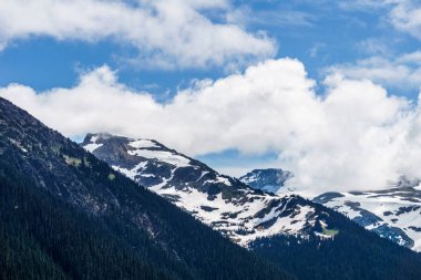 kar ve bulutlarla kaplı zirveleri ile Garibaldi il parkı alp manzara görünümü.