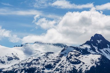 kar ve bulutlarla kaplı zirveleri ile Garibaldi il parkı alp manzara görünümü.