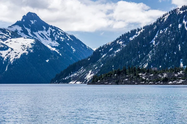 Vista al lago Garibaldi hermosa mañana soleada con nubes en el cielo azul . — Foto de Stock