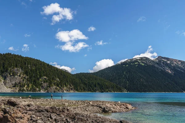 Garibaldi Provincial Park, CANADA - JUNHO 16, 2019: vista para o lago bela manhã ensolarada com nuvens no céu azul . — Fotografia de Stock